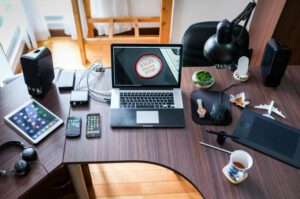 Bureau avec ordinateur et matériel informatique